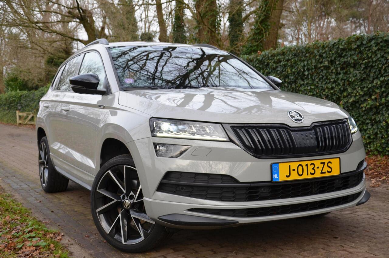 Skoda Karoq 1.5 TSI ACT Sportline Business Automaat/Navi/Audio installatie premium/Led/Pdc/Ecc/Stuur&Stoelverwarming/Virtual Cockpit/Achteruitrijcamera/Cr-Control adaptief/Canton/Privacy-Glass/19-Inch Lmv/Trekhaak wegklapbaar