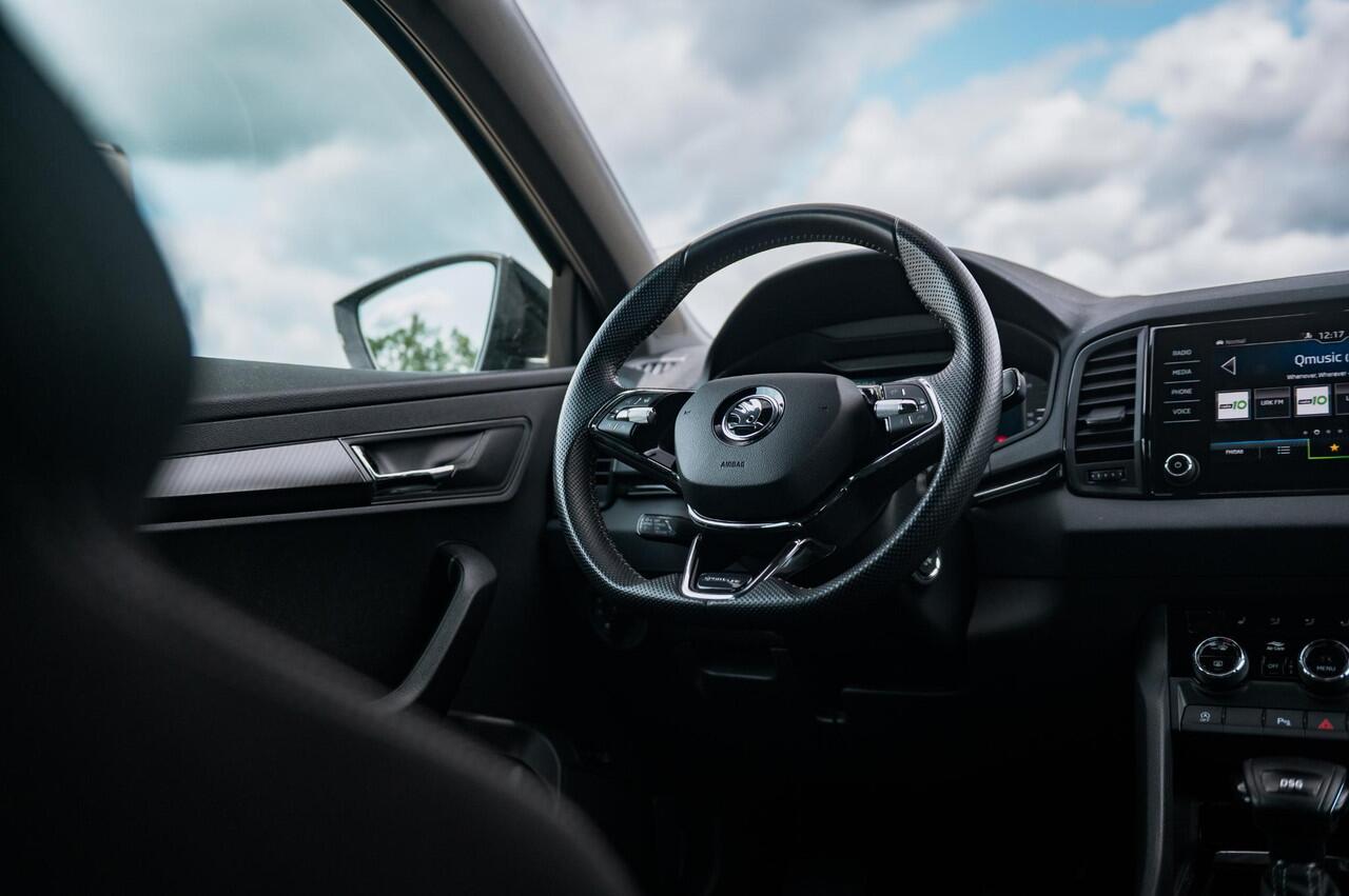 Skoda Karoq 1.5 TSI 150PK DSG Sportline | TREKHAAK | DIGI DASH | NAVI | ELEKTRISCH BEDIENBARE ACHTERKLEP | ADAPTIVE CRUISE CONTROL