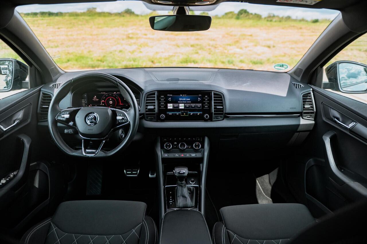 Skoda Karoq 1.5 TSI 150PK DSG Sportline | TREKHAAK | DIGI DASH | NAVI | ELEKTRISCH BEDIENBARE ACHTERKLEP | ADAPTIVE CRUISE CONTROL