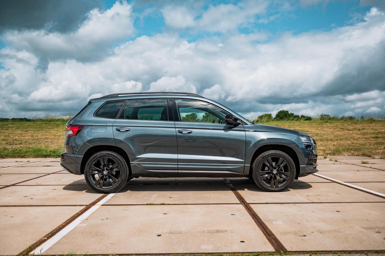 Skoda Karoq 1.5 TSI 150PK DSG Sportline | TREKHAAK | DIGI DASH | NAVI | ELEKTRISCH BEDIENBARE ACHTERKLEP | ADAPTIVE CRUISE CONTROL