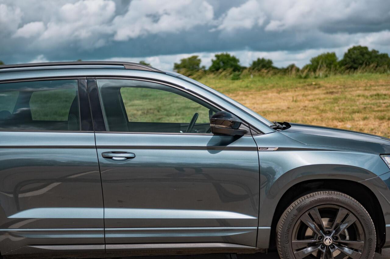 Skoda Karoq 1.5 TSI 150PK DSG Sportline | TREKHAAK | DIGI DASH | NAVI | ELEKTRISCH BEDIENBARE ACHTERKLEP | ADAPTIVE CRUISE CONTROL