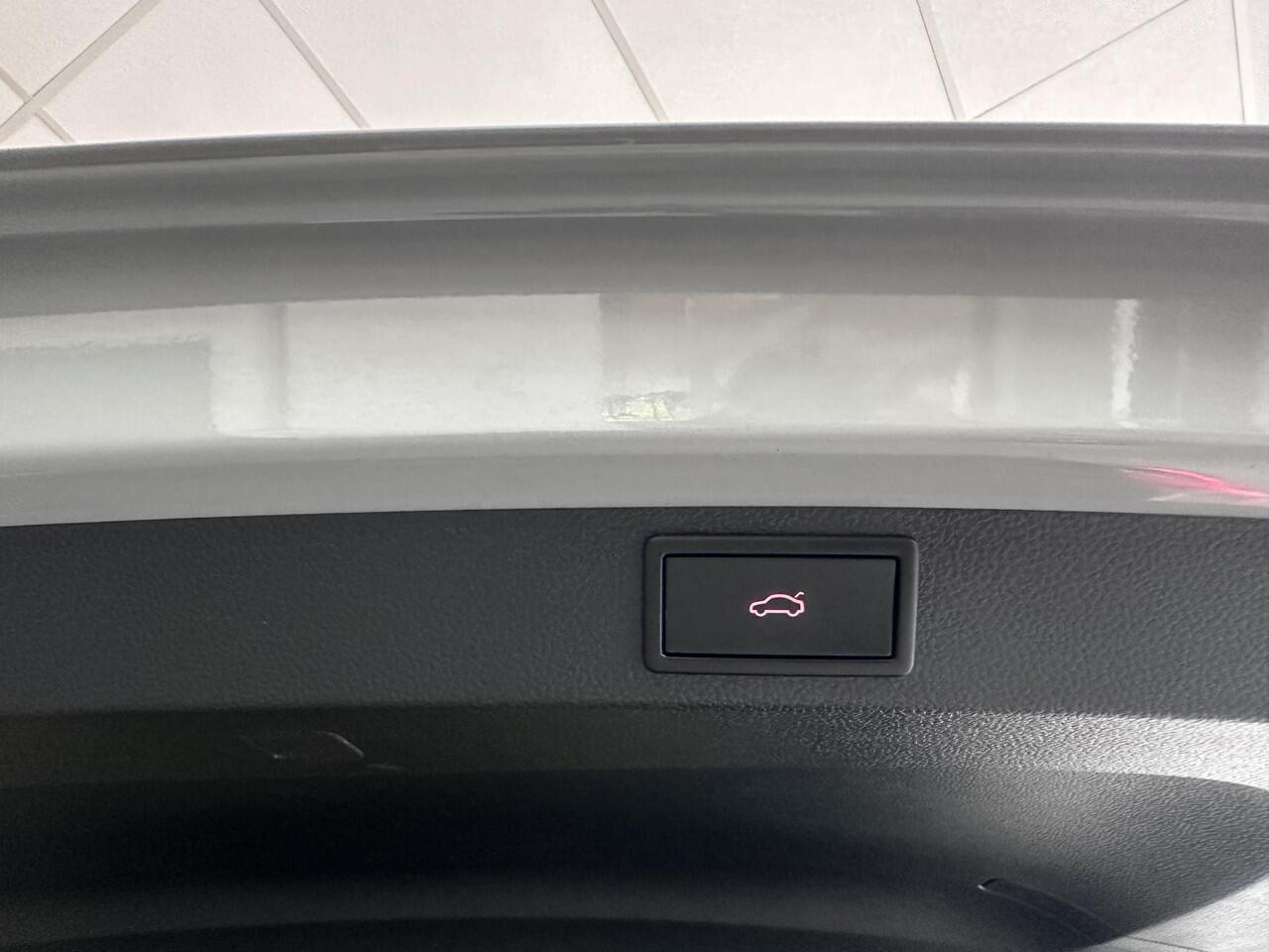 Skoda Karoq 1.5 TSI ACT Sportline Business Trekhaak | Canton | Camera | Sfeerverlichting