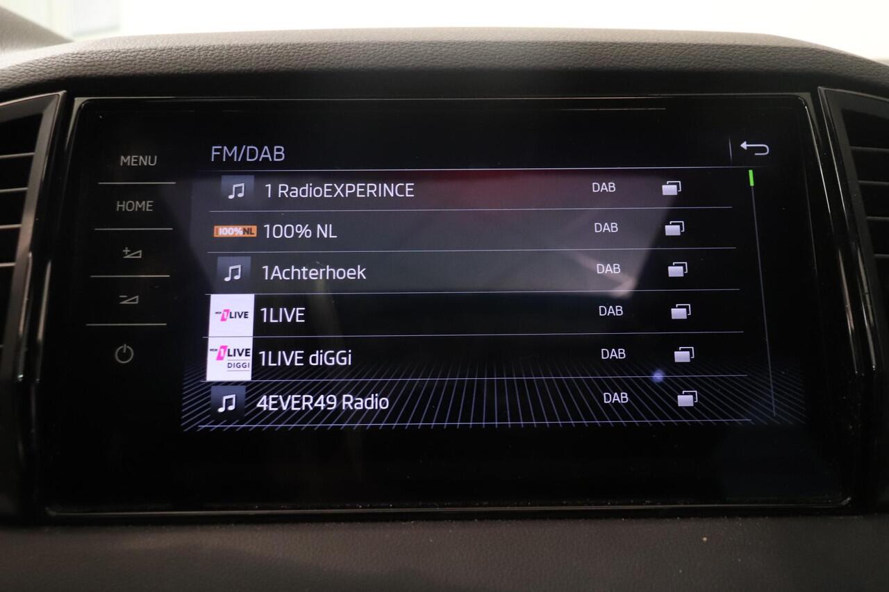 Skoda Karoq 1.5 TSI ACT Sportline Business | Adaptieve cruisecontrol | Camera | Panoramadak | Trekhaak | CANTON audio | Elektr achterklep | Stuur en stoel verwarming |