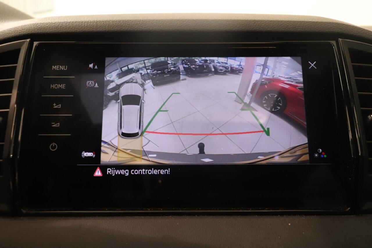 Skoda Karoq 1.5 TSI ACT Sportline Business | Adaptieve cruisecontrol | Camera | Panoramadak | Trekhaak | CANTON audio | Elektr achterklep | Stuur en stoel verwarming |