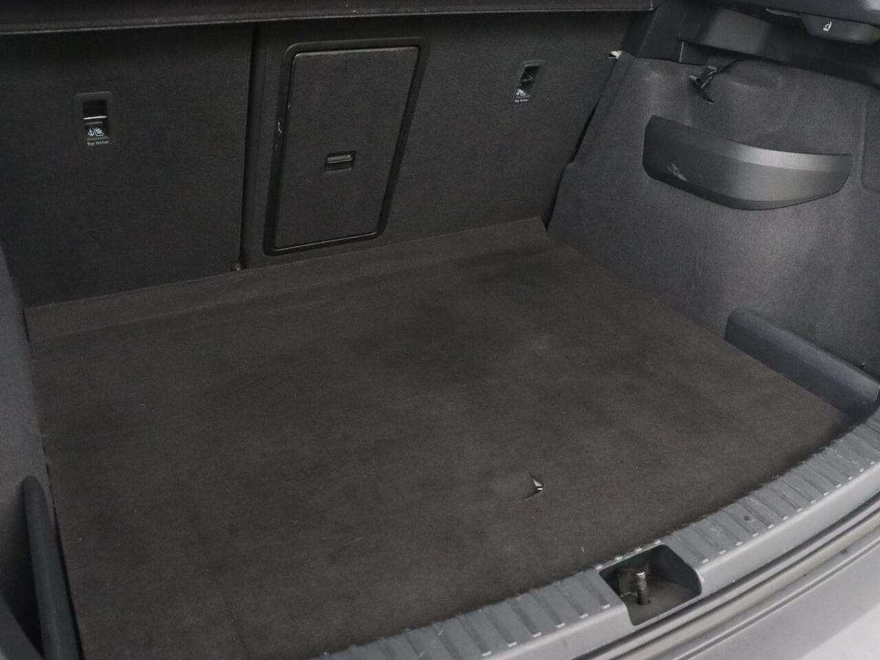 Skoda Karoq 1.0 TSI Business Edition | Panoramadak | Trekhaak | Carplay | Navigatie | Park Assist | Climate control | DAB | Cruise control | Bluetooth