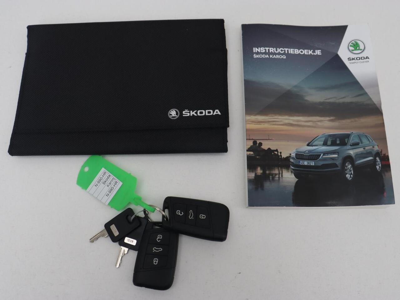 Skoda Karoq 1.0 TSI Business Edition | Panoramadak | Trekhaak | Carplay | Navigatie | Park Assist | Climate control | DAB | Cruise control | Bluetooth