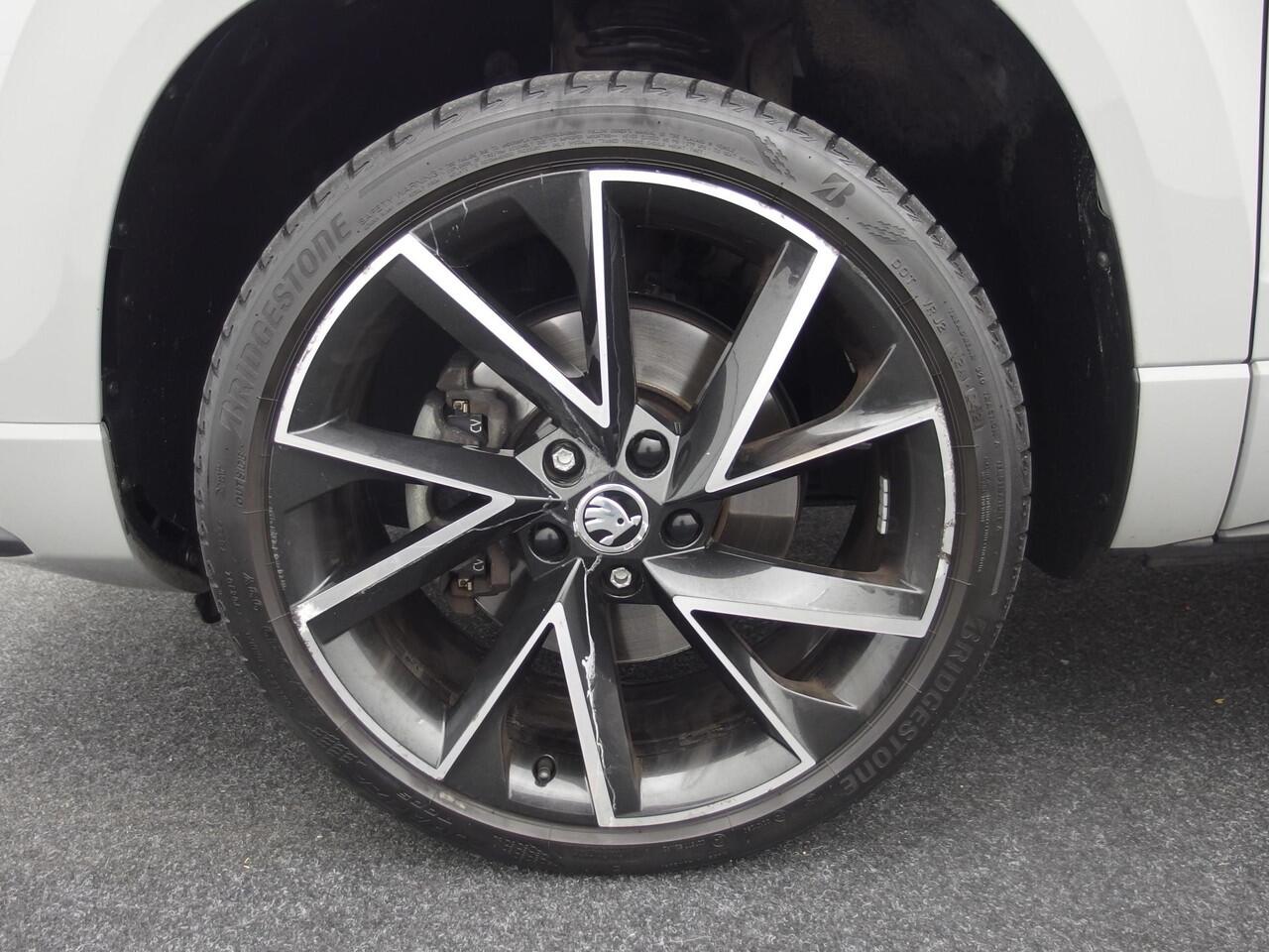 Skoda Karoq 1.5 TSI ACT Sportline Business AUTOMAAT / FULL LED / KEYLESS / STOELVERW / STUURVERW / CAMERA / NL-AUTO