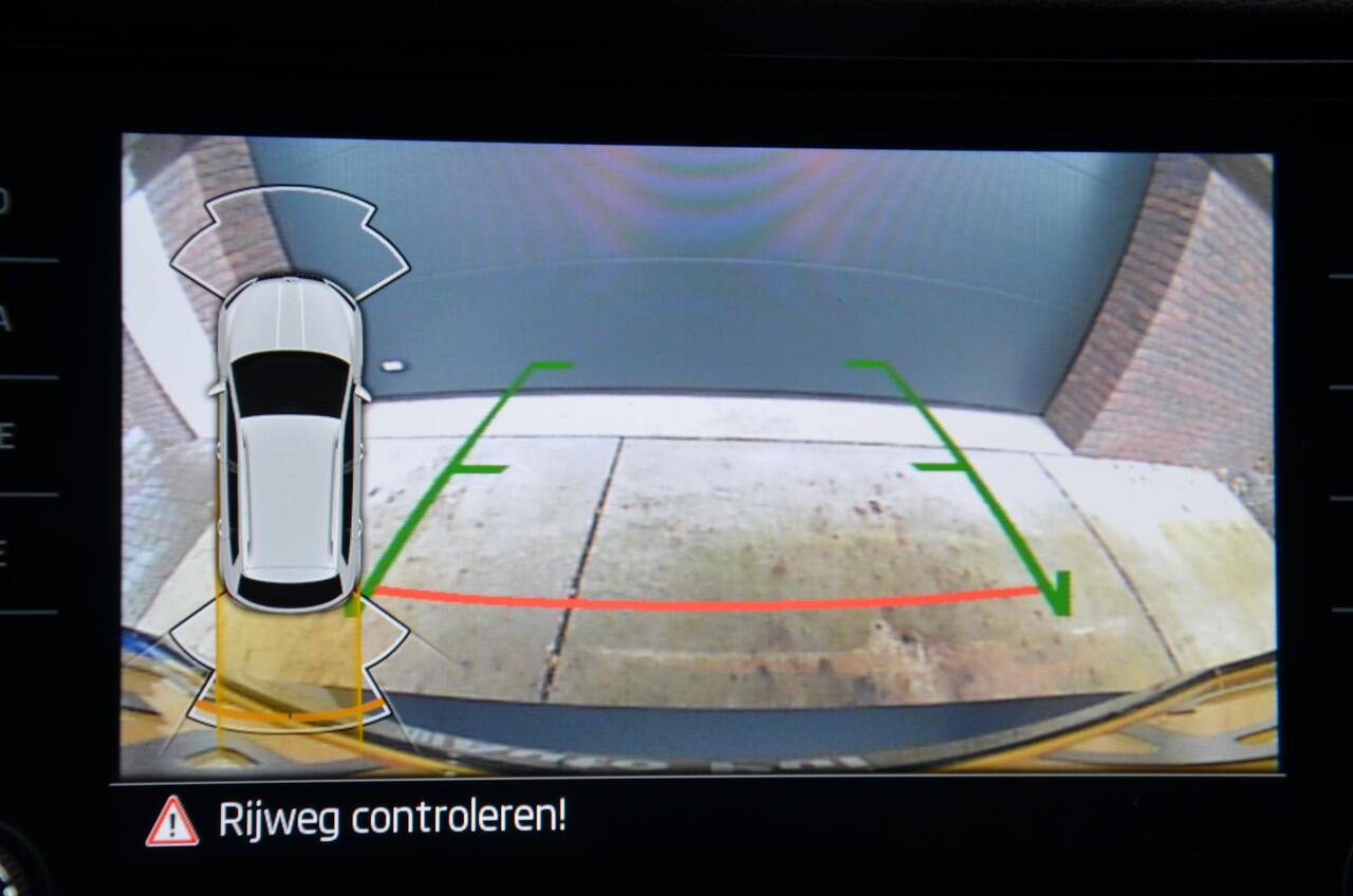 Skoda Karoq 1.5 TSI ACT Sportline Business Automaat/Navi/Led/Pdc/Ecc/Stoel & stuurverwarming/Virtual Cockpit/Achteruitrijcamera/Cr-Control adaptief/Privacy-Glass/wegklapbare Trekhaak