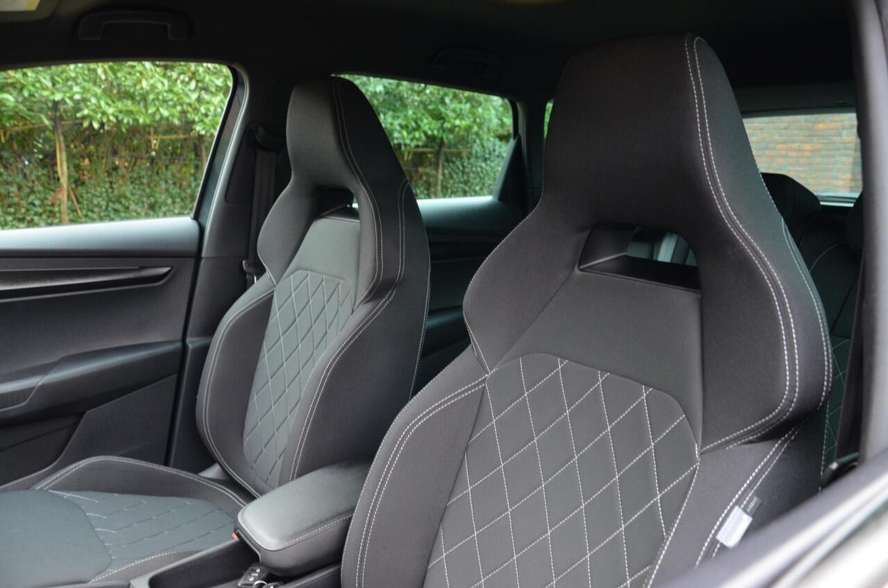 Skoda Karoq 1.5 TSI ACT Sportline Business Automaat/Navi/Led/Pdc/Ecc/Stoel & stuurverwarming/Virtual Cockpit/Achteruitrijcamera/Cr-Control adaptief/Privacy-Glass/wegklapbare Trekhaak