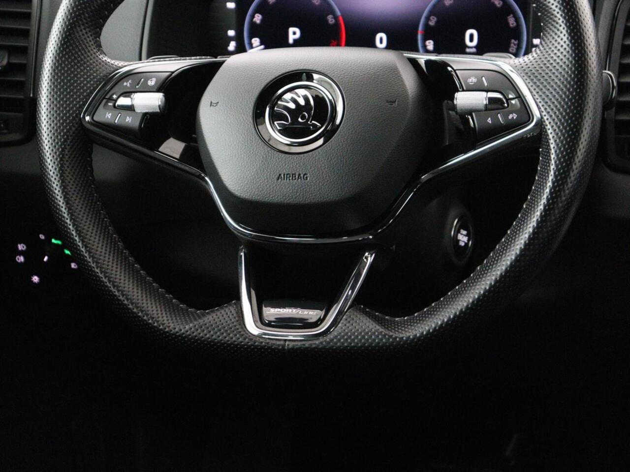 Skoda Karoq 1.5 TSI Sportline | Trekhaak | Stoelverwarming | Virtual Cockpit | Stuurverwarming | Carplay | Sportstoelen | Camera | Navigatie | Cruise control | Parkeerhulp