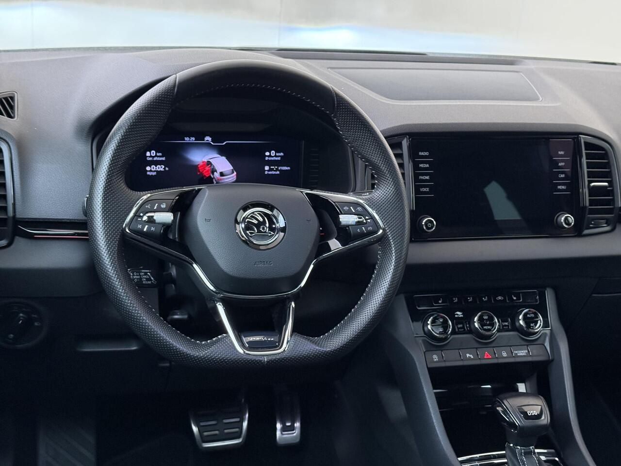 Skoda Karoq 1.5 TSI ACT Sportline Business AUTOMAAT | Navigate | Parkeersensoren & 360 Camera | Panoramadak | Stoel & Stuurverwarming |