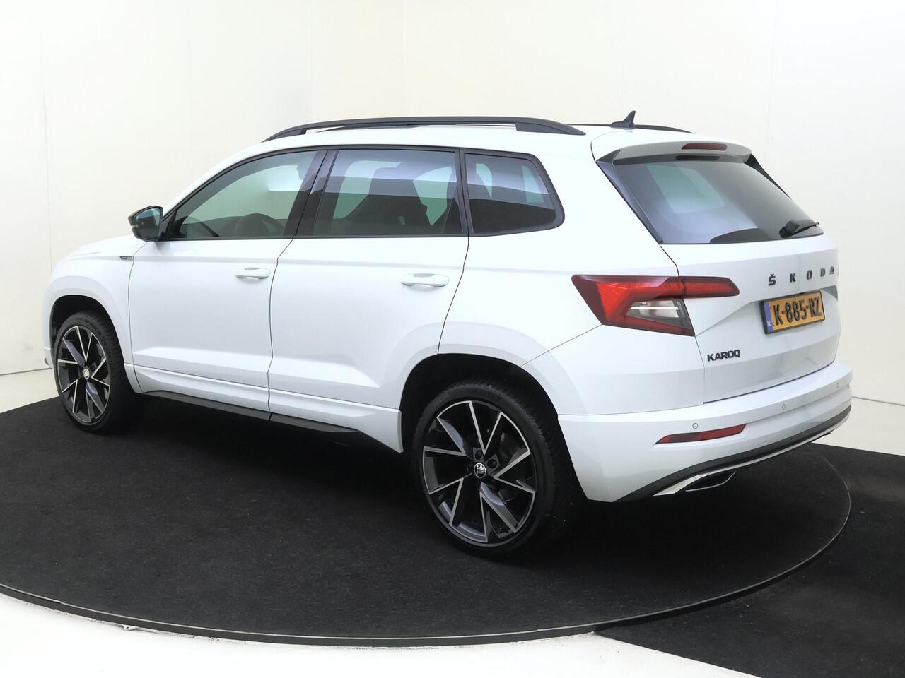 Skoda Karoq 1.5 TSI ACT Sportline Business AUTOMAAT | Navigate | Parkeersensoren & 360 Camera | Panoramadak | Stoel & Stuurverwarming |