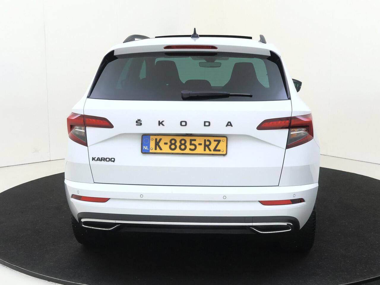 Skoda Karoq 1.5 TSI ACT Sportline Business AUTOMAAT | Navigate | Parkeersensoren & 360 Camera | Panoramadak | Stoel & Stuurverwarming |