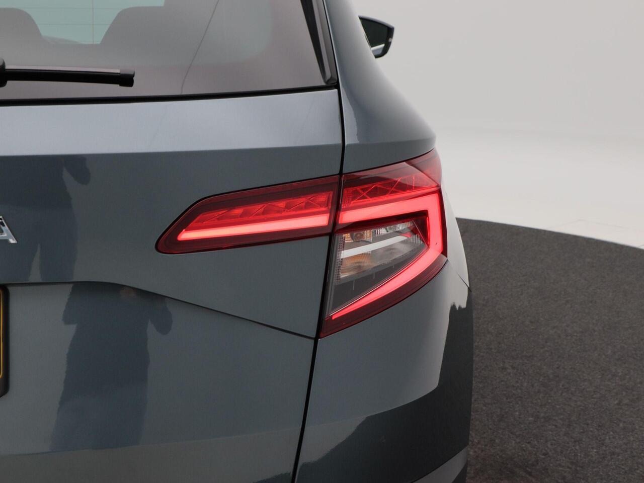 Skoda Karoq 1.5 TSi 150 Pk Automaat Business Edition Plus | Trekhaak | Camera | Stoelverwarming | Adaptive Cruise | CarPlay | 17 Inch