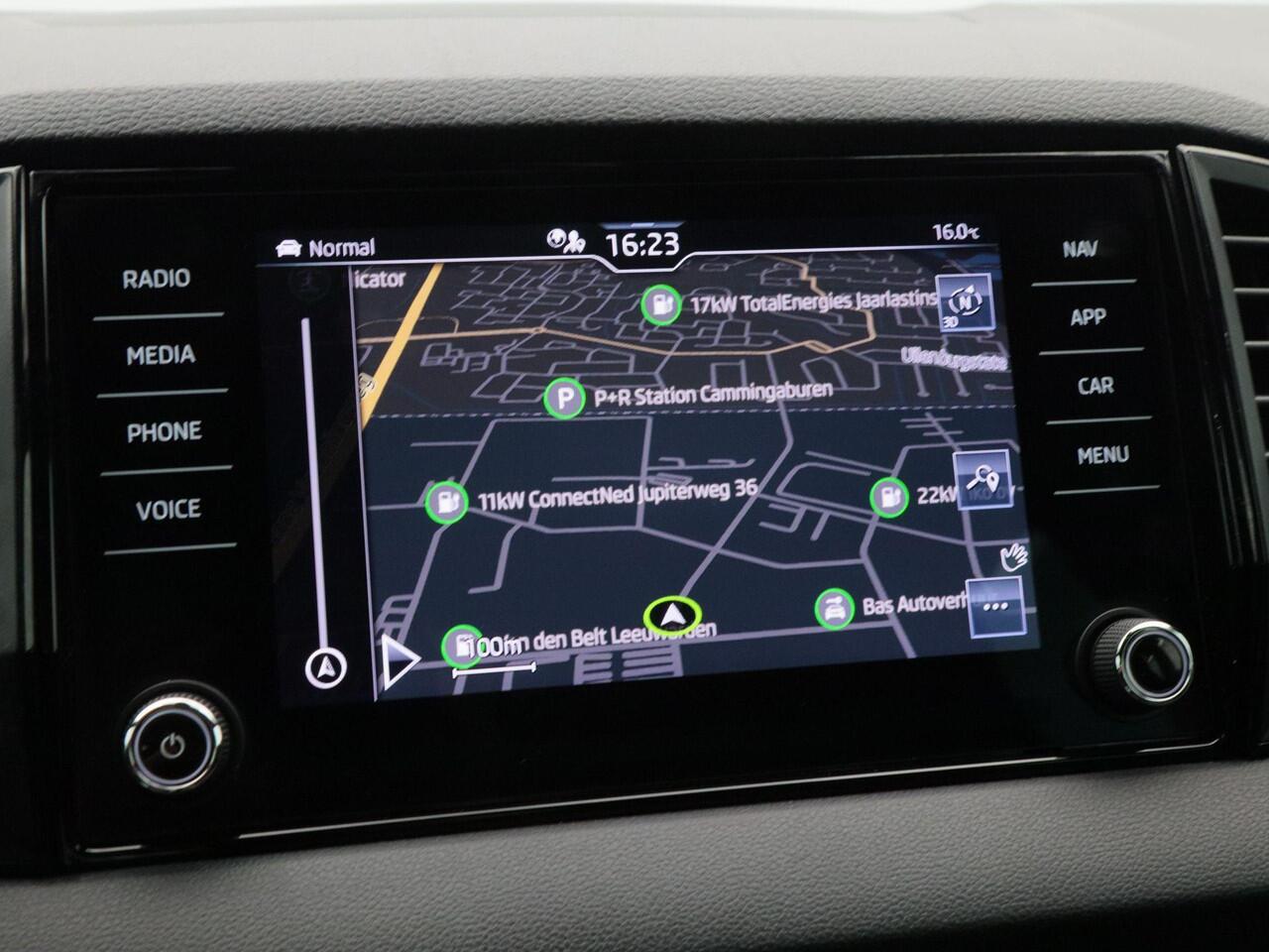 Skoda Karoq 1.5 TSi 150 Pk Automaat Sportline Business | Adaptive Cruise | Climate Control | Keyless | Stoelverwarming | Canton | Trekhaak | Navigatie | Camera | Carplay | LED | 123.026 Km!!