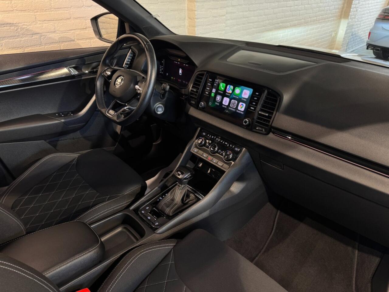 Skoda Karoq 1.5 TSI Sportline Business DSG Pano Virtual ACC Stoelverw 19''