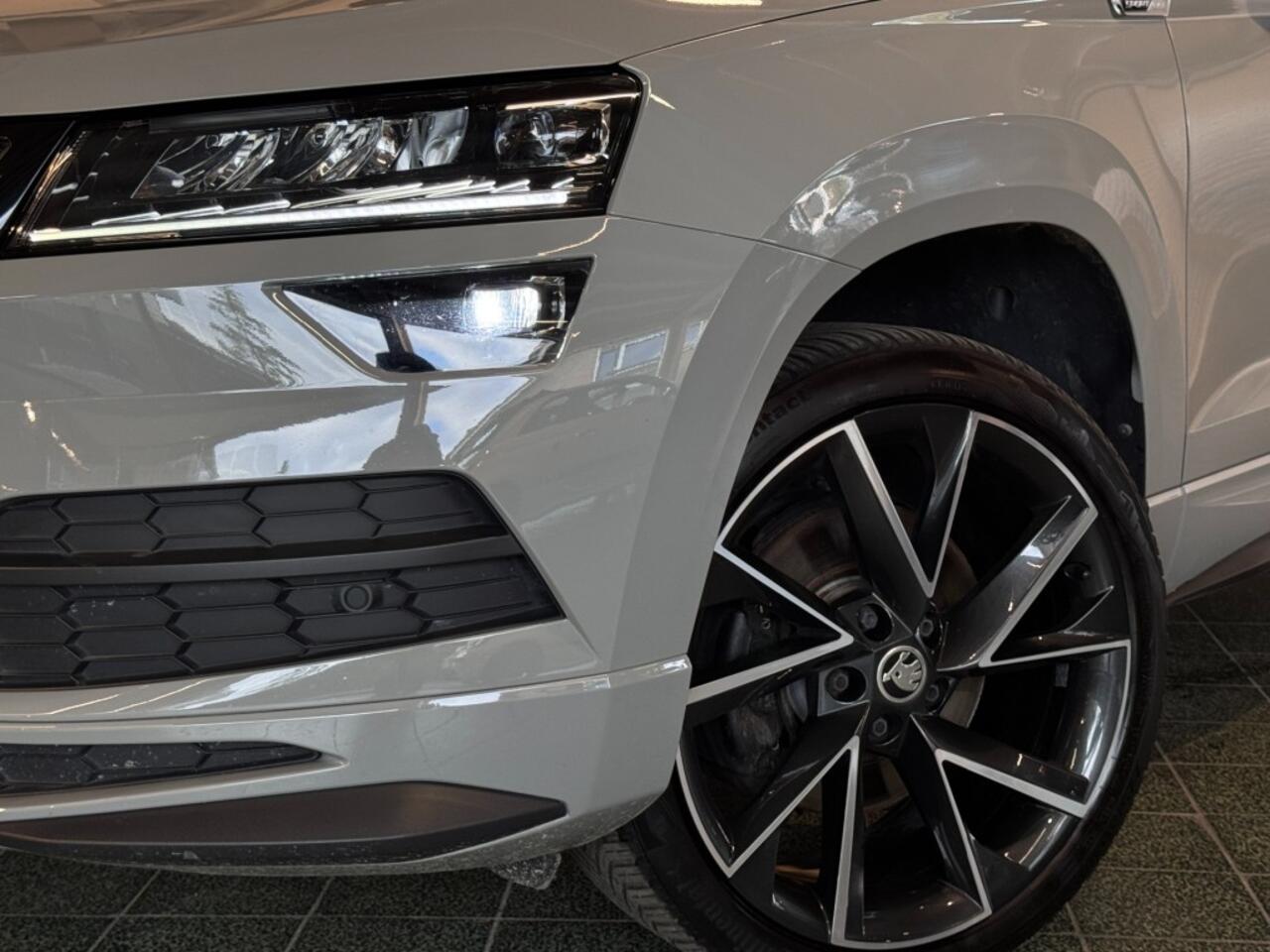 Skoda Karoq 1.5 TSI Sportline Business DSG Pano Virtual ACC Stoelverw 19''