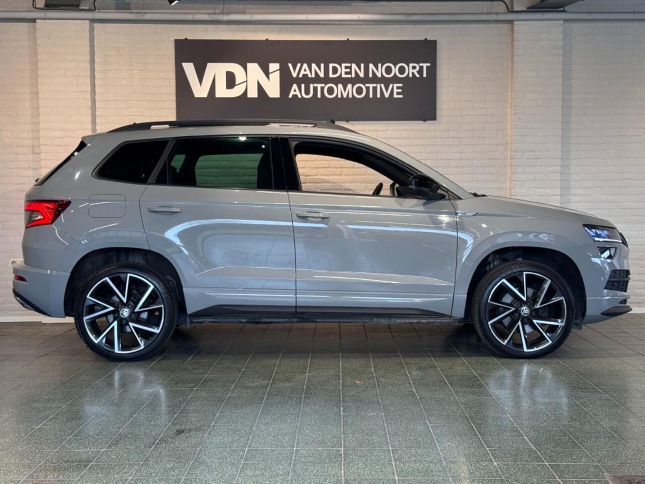 Skoda Karoq 1.5 TSI Sportline Business DSG Pano Virtual ACC Stoelverw 19''