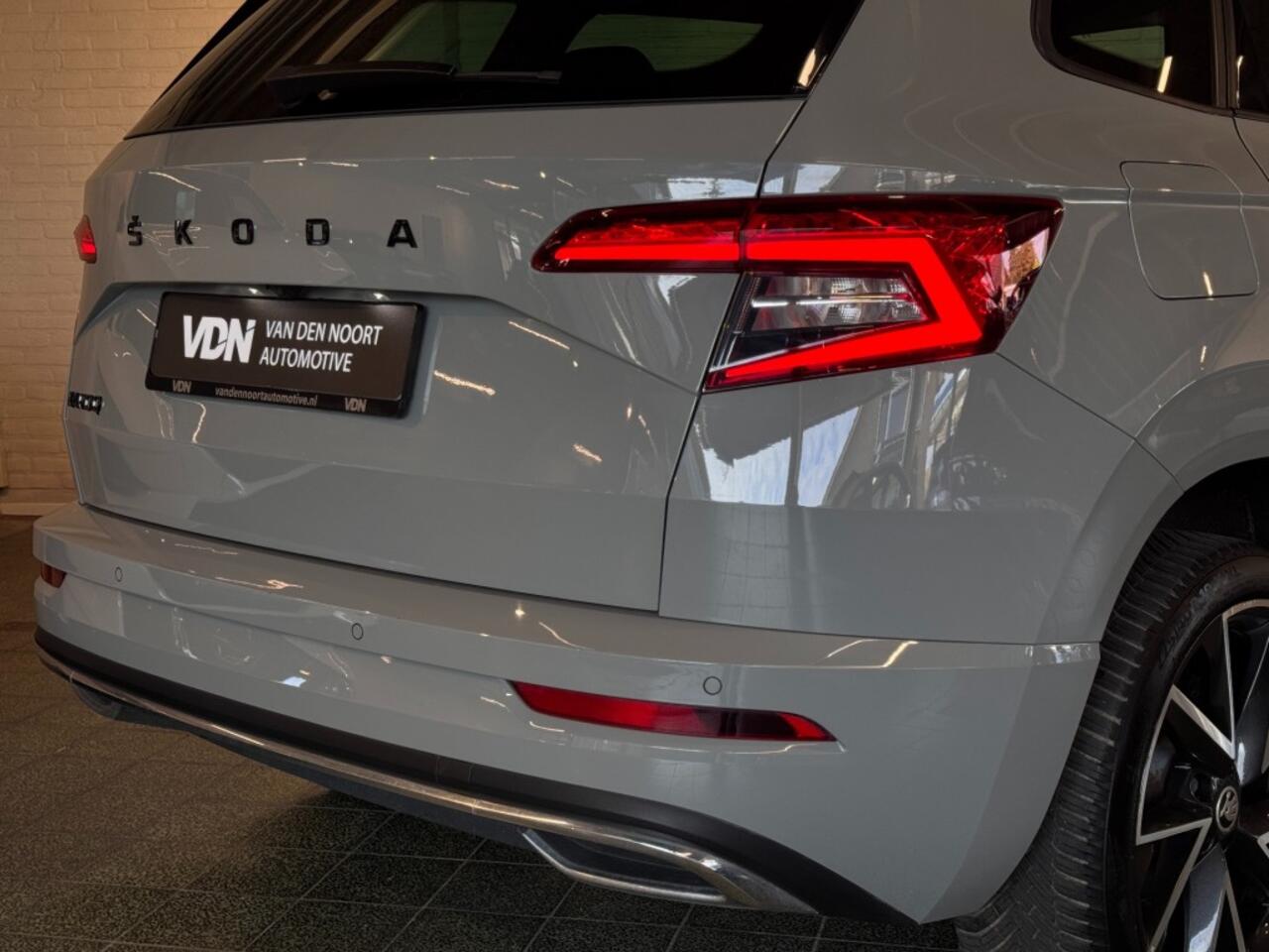 Skoda Karoq 1.5 TSI Sportline Business DSG Pano Virtual ACC Stoelverw 19''