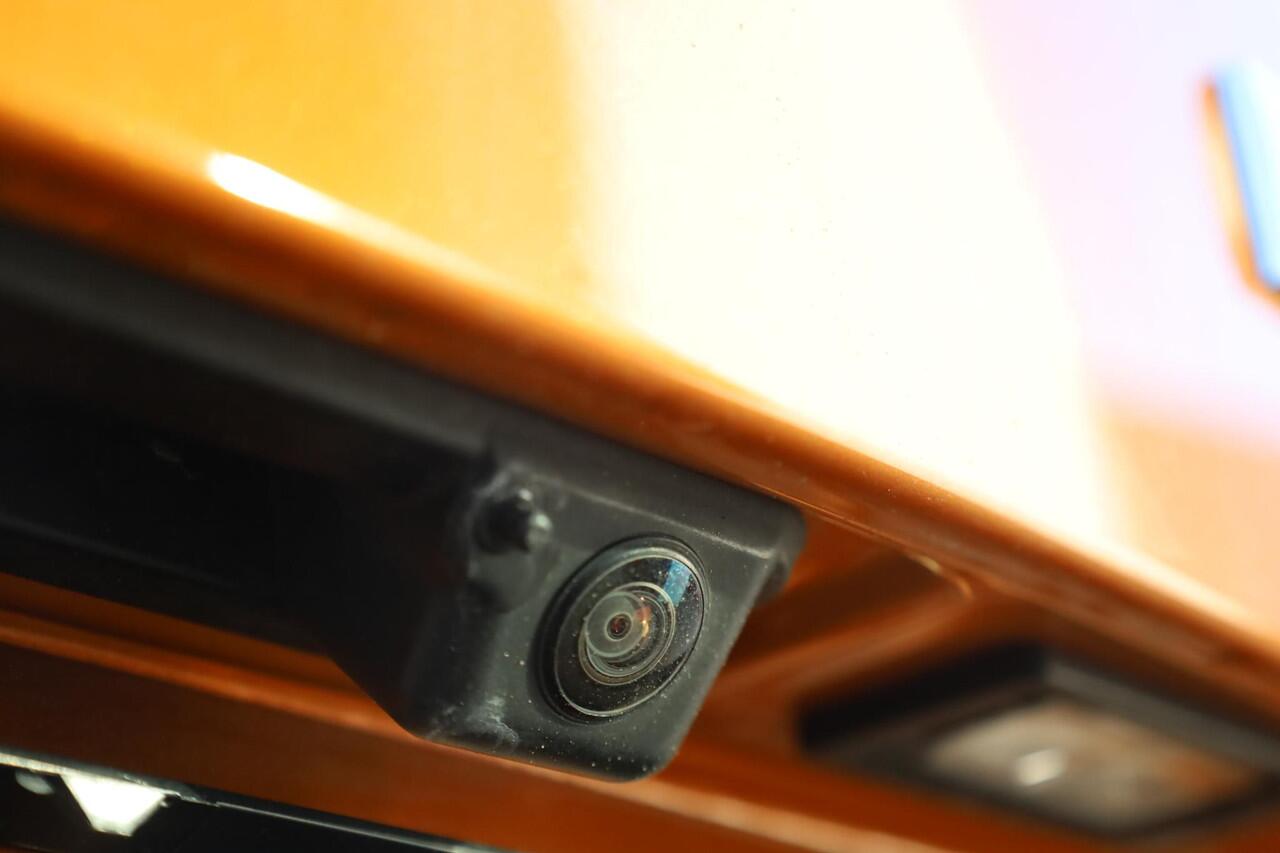 Skoda Karoq 1.0 TSI Business Edition 110PK / 81kW, Full Led, 17" LMV, bicolour, sunset privacy, elektrische achterklep, achteruitrijcamera, navigatie, vrijgeschakeld digital cockpit, multifunctioneel lederen stuurwiel, sport comfort stoelen, Apple Carplay / Android A