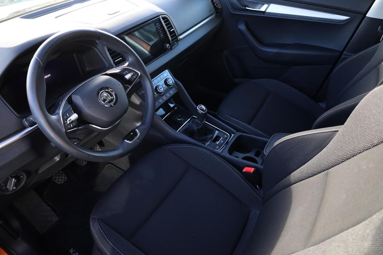Skoda Karoq 1.0 TSI Business Edition 110PK / 81kW, Full Led, 17" LMV, bicolour, sunset privacy, elektrische achterklep, achteruitrijcamera, navigatie, vrijgeschakeld digital cockpit, multifunctioneel lederen stuurwiel, sport comfort stoelen, Apple Carplay / Android A