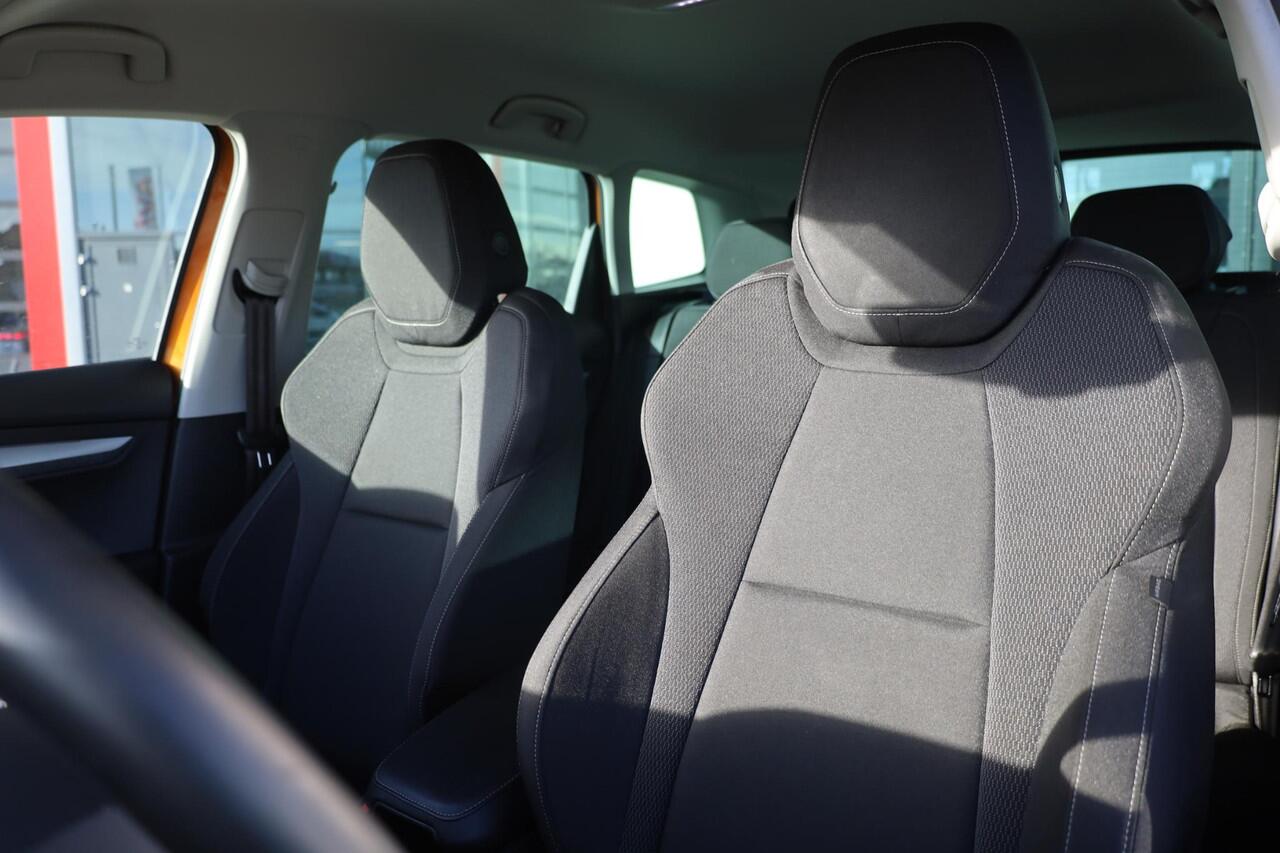 Skoda Karoq 1.0 TSI Business Edition 110PK / 81kW, Full Led, 17" LMV, bicolour, sunset privacy, elektrische achterklep, achteruitrijcamera, navigatie, vrijgeschakeld digital cockpit, multifunctioneel lederen stuurwiel, sport comfort stoelen, Apple Carplay / Android A