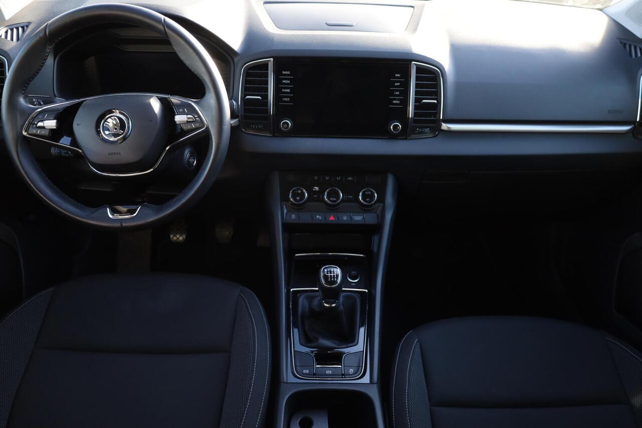 Skoda Karoq 1.0 TSI Business Edition 110PK / 81kW, Full Led, 17" LMV, bicolour, sunset privacy, elektrische achterklep, achteruitrijcamera, navigatie, vrijgeschakeld digital cockpit, multifunctioneel lederen stuurwiel, sport comfort stoelen, Apple Carplay / Android A