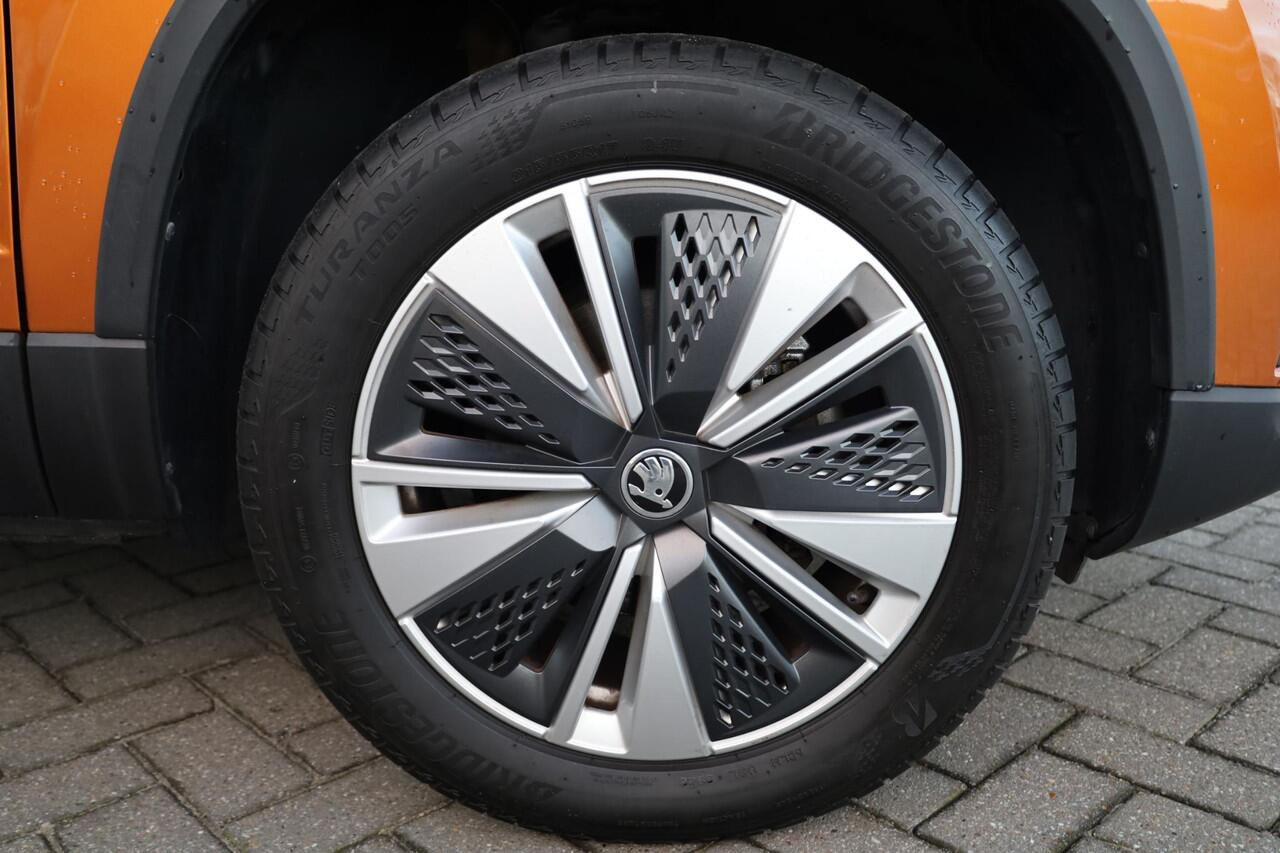 Skoda Karoq 1.0 TSI Business Edition 110PK / 81kW, Full Led, 17" LMV, bicolour, sunset privacy, elektrische achterklep, achteruitrijcamera, navigatie, vrijgeschakeld digital cockpit, multifunctioneel lederen stuurwiel, sport comfort stoelen, Apple Carplay / Android A