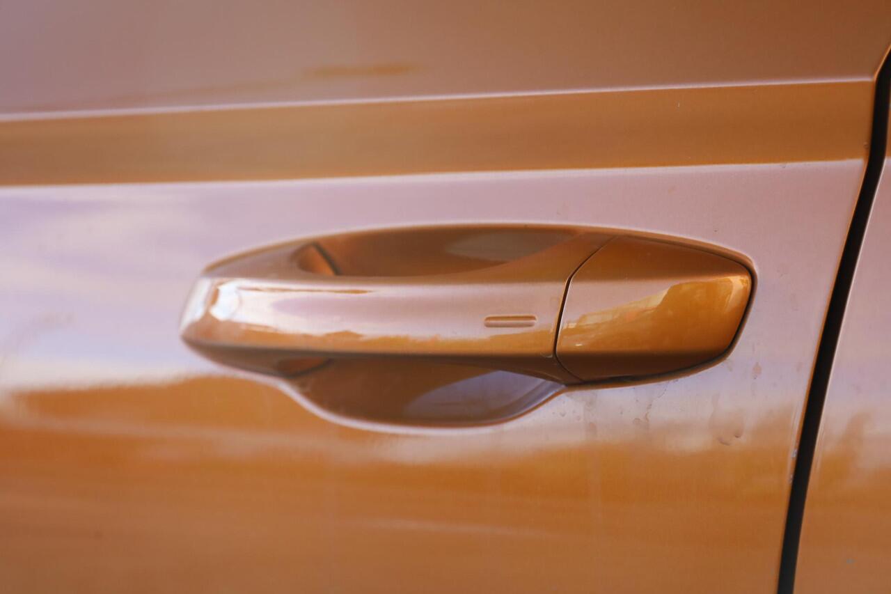 Skoda Karoq 1.0 TSI Business Edition 110PK / 81kW, Full Led, 17" LMV, bicolour, sunset privacy, elektrische achterklep, achteruitrijcamera, navigatie, vrijgeschakeld digital cockpit, multifunctioneel lederen stuurwiel, sport comfort stoelen, Apple Carplay / Android A