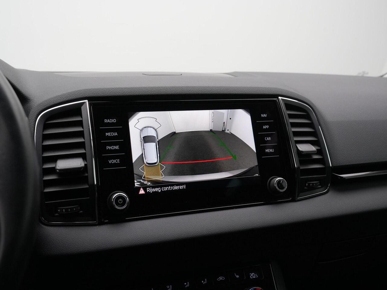 Skoda Karoq 1.5 TSI ACT 150 pk DSG Style | Trekhaak | Stuur-/stoelverwarming | Achteruitrijcamera | Navigatie