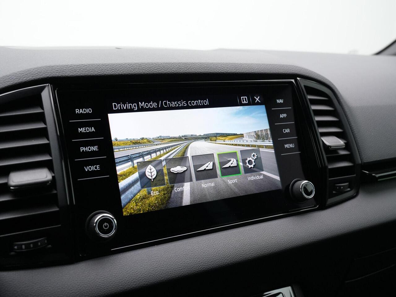 Skoda Karoq 1.5 TSI ACT 150 pk DSG Sportline | Adaptief onderstel | Stuur-/achterbankverwarming | Matrix LED | Keyless