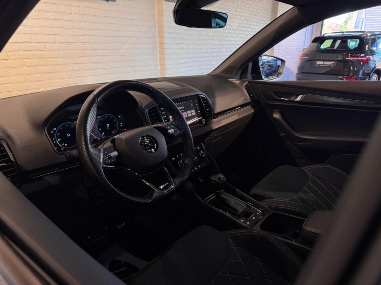 Skoda Karoq 1.5 TSI ACT Sportline Business DSG Virtual Trekhaak Navi Stoelverw 19''