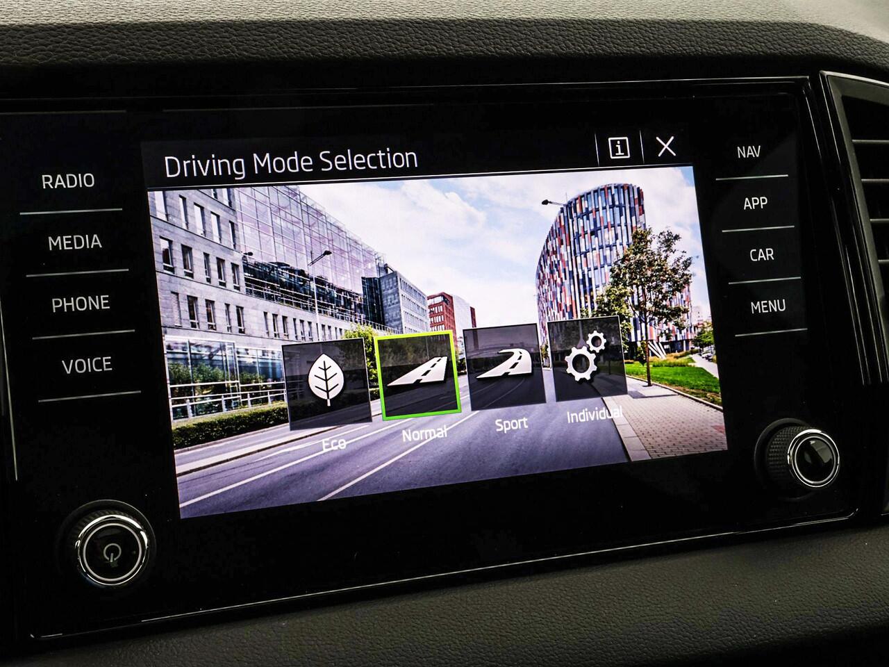 Skoda Karoq 1.5 TSI 150pk DSG ACT Sportline Business · Panoramadak · Trekhaak · Camera · Keyless · Apple/Android Car Play · 18'' Inch ·