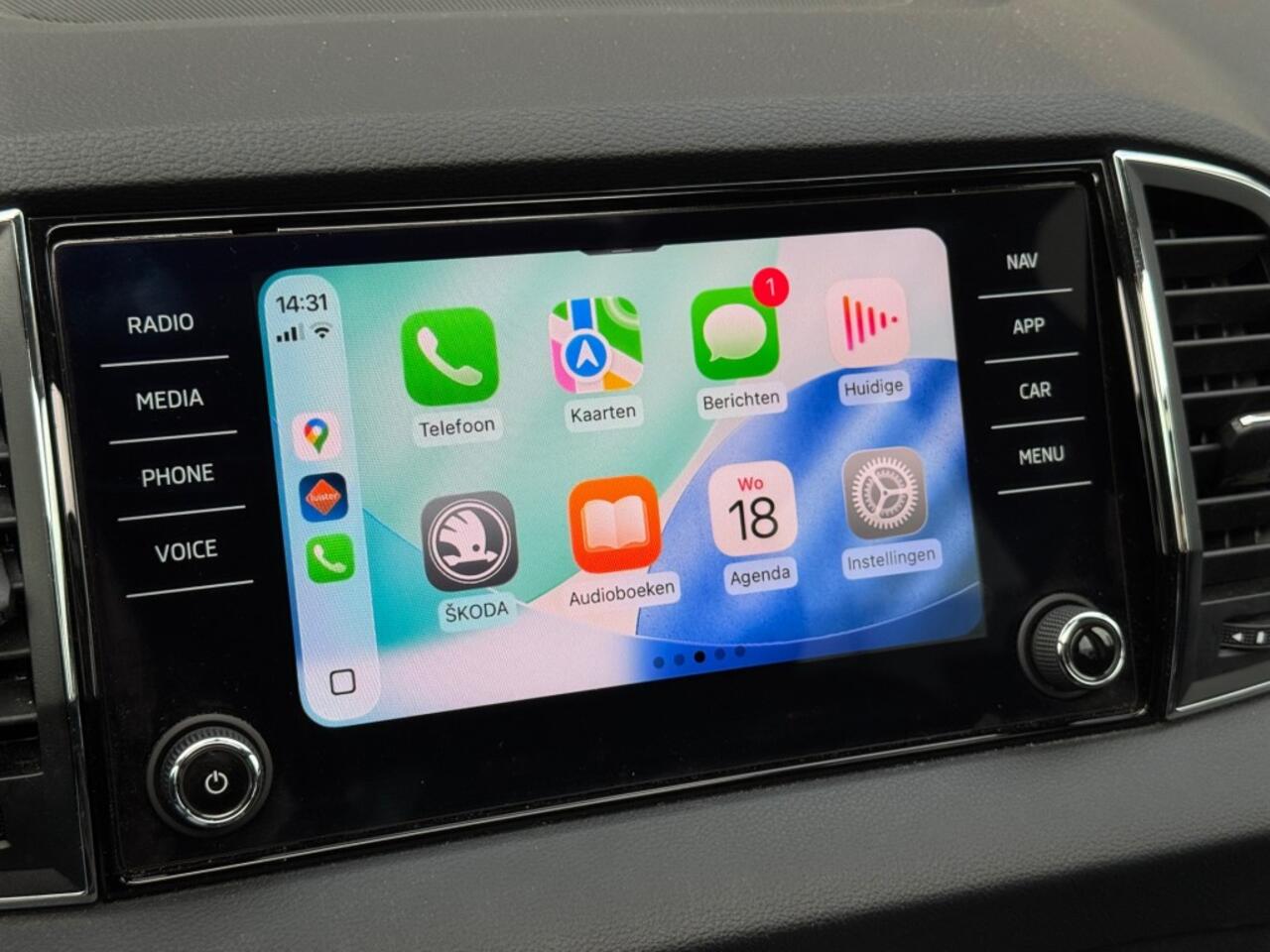 Skoda Karoq 1.0 TSI BUSINESS ED. PLUS HALF LEDER/PANODAK/LED/CARPLAY