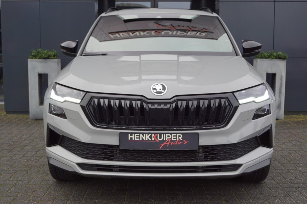 Skoda Karoq 1.5 TSI DSG Sportline 150pk/Trekhaak wegklb./Panodak/ Navi Columbus/ACC/DCC/Camera