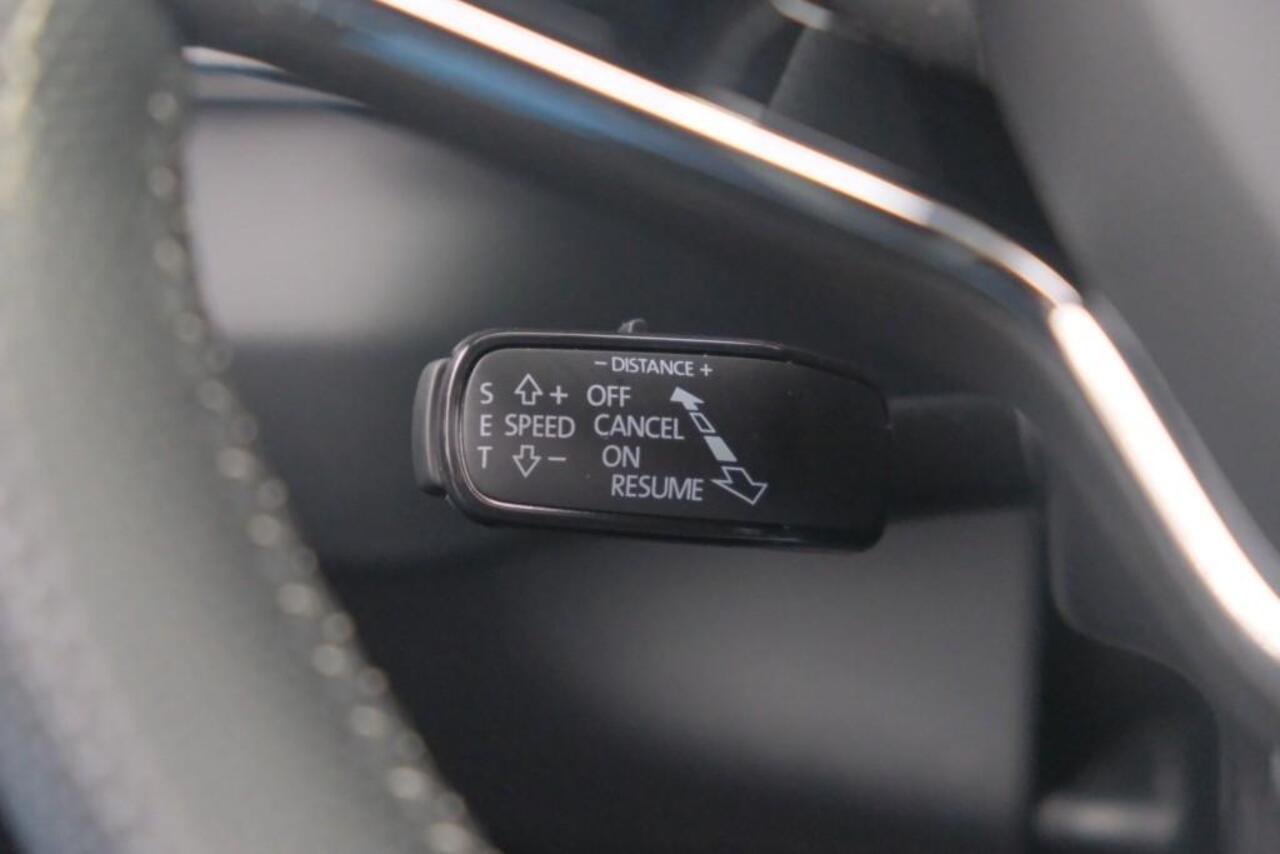 Skoda Karoq 1.5 TSi 150pk DSG Sportline Business | Navi | App Connect | Climate | Adaptive Cruise | Panoramadak | Keyless | Camera | Trekhaak