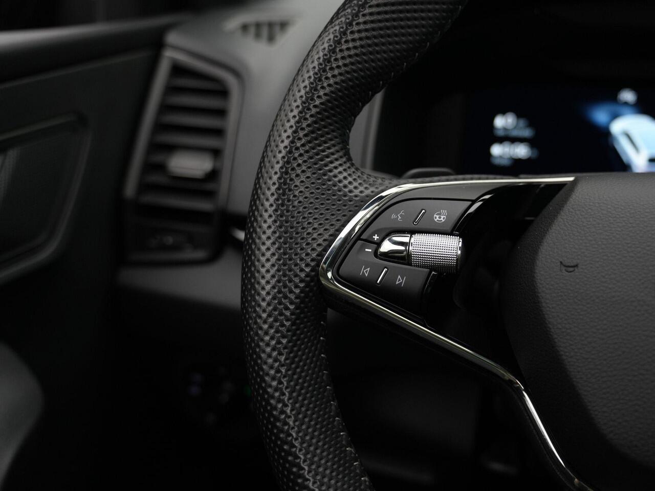 Skoda Karoq 1.5 TSI ACT 150 pk DSG Sportline Business | Panoramadak | Matrix LED | Stuur-/stoelverwarming | Achteruitrijcamera