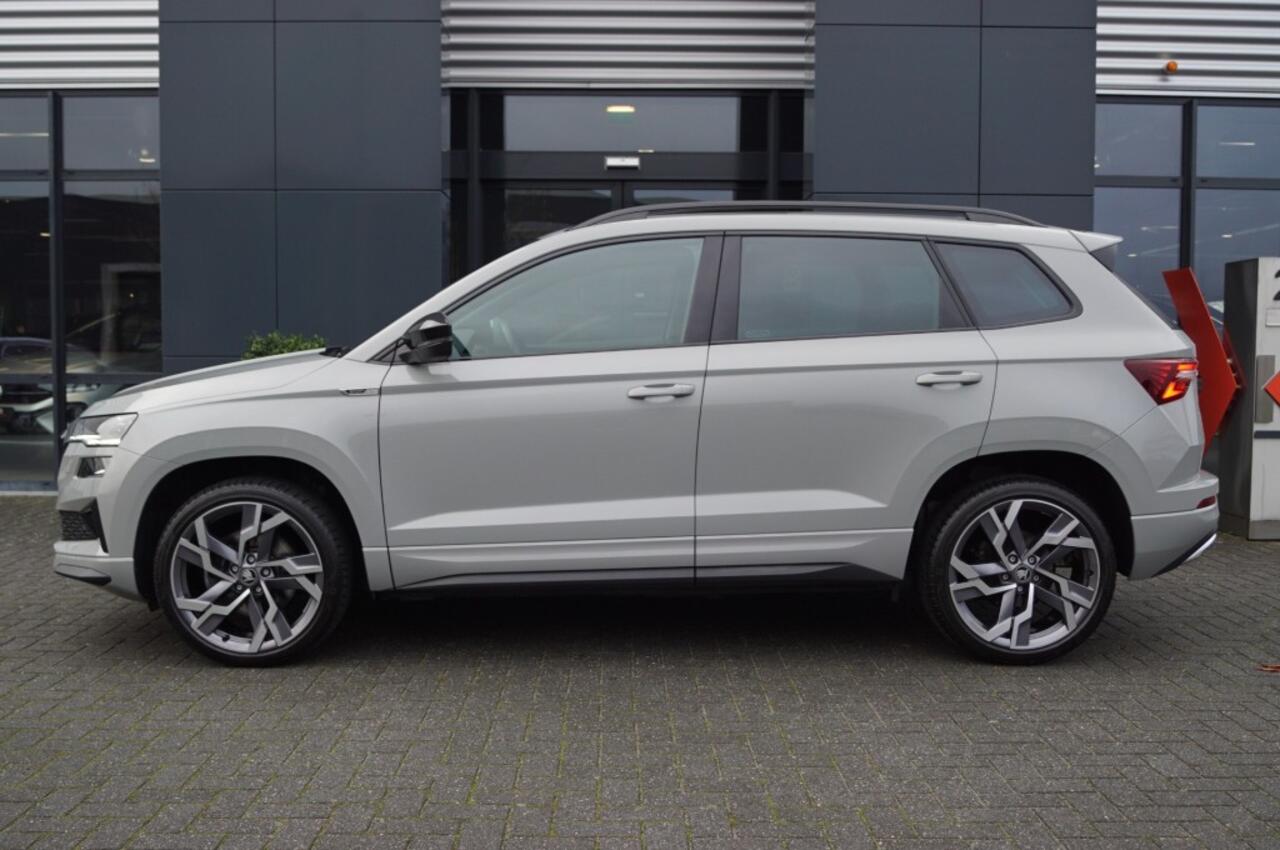Skoda Karoq 1.5 TSI DSG Sportline 150pk/Trekhaak wegklb./Panodak/ Navi Columbus/ACC/DCC/Camera