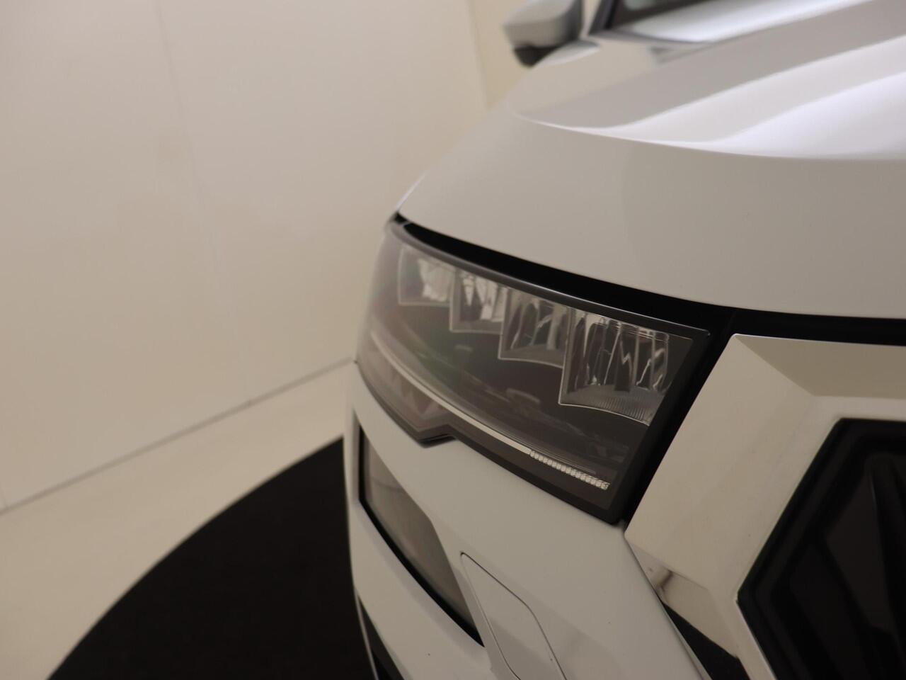 Skoda Karoq 1.5 TSI ACT Business Edition Plus | Keyless | Stoel- en stuurwielverwarming | Achteruitrijcamera | Navigatie | Adaptieve cruise control | CarPlay | Elektrische achterklep |