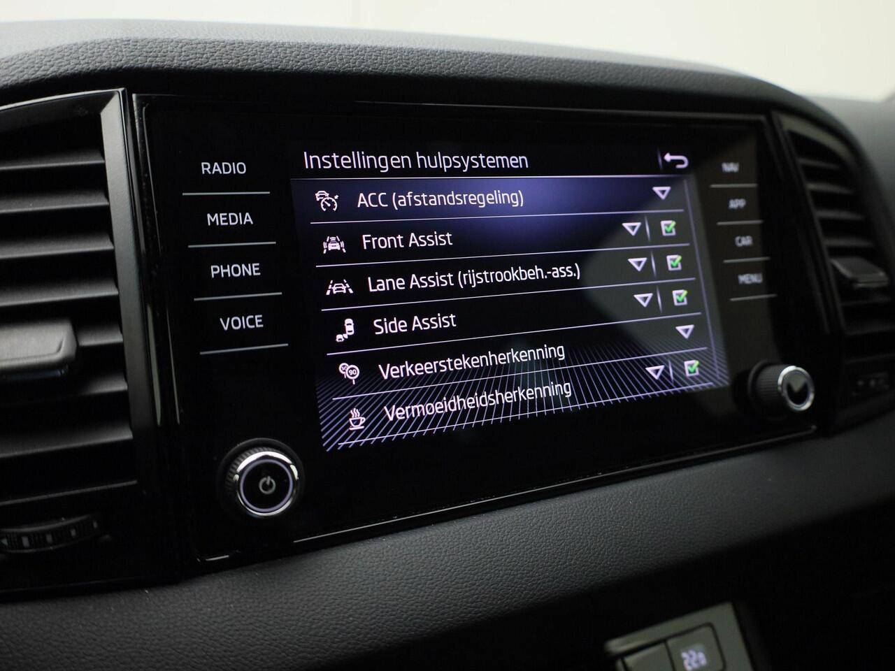 Skoda Karoq 1.5TSI/150PK ACT Sportline DSG · Navigatie · Apple/Android Car Play · Camera + Parkeersensoren · Garantie t/m 28-09-2027 of 60000km.