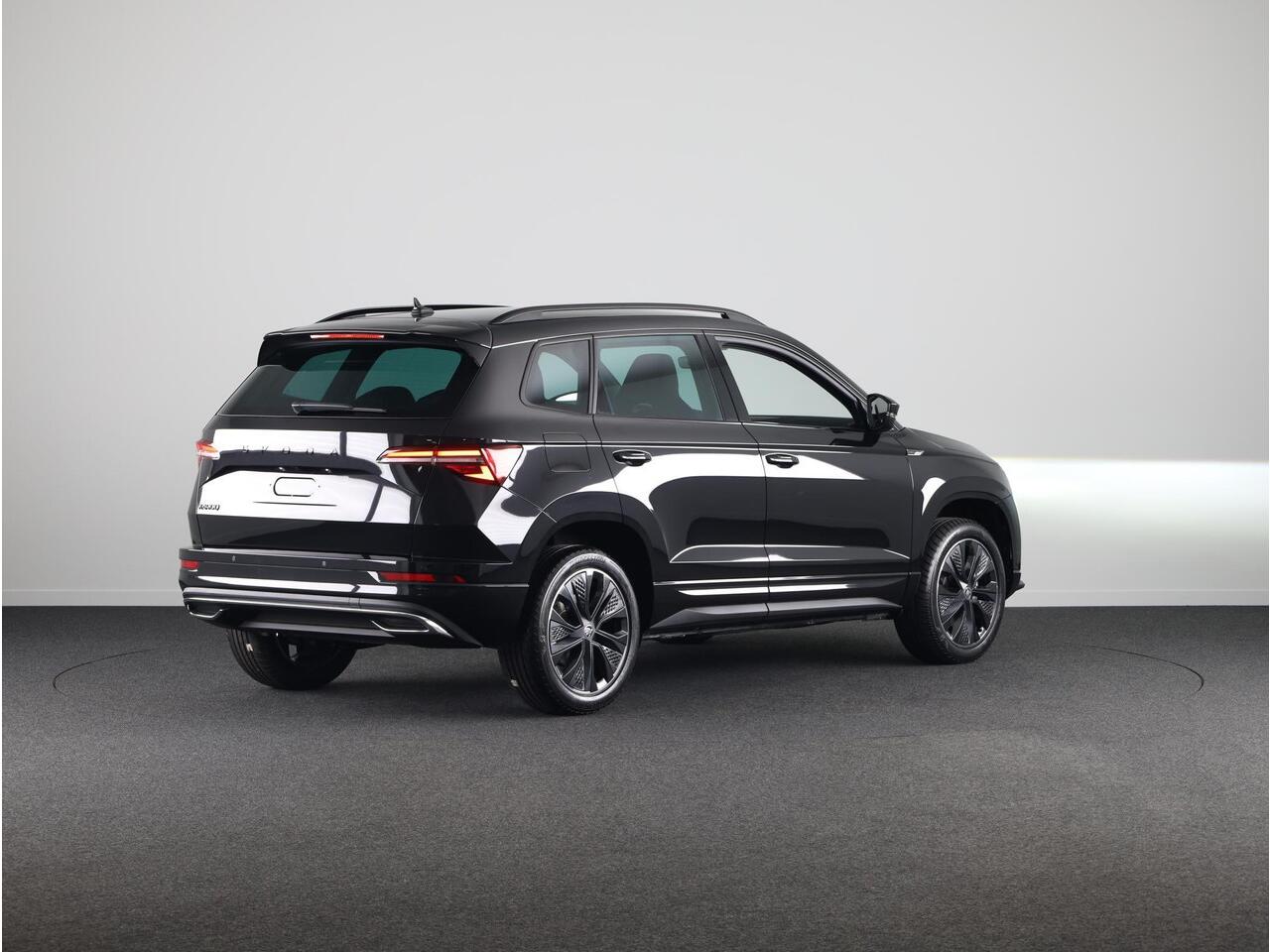 Skoda Karoq Sportline Business 1.5 TSI 150pk | Navigatie via App | Parkeercamera | All season banden | Dode hoek sensoren | Adaptive Cruise Control | Elektrische achterklep