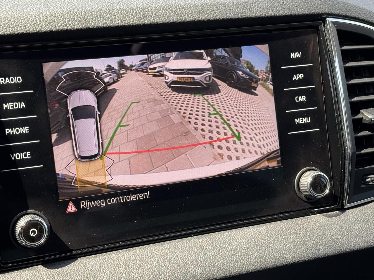 Skoda Karoq 1.5 TSI ACT Business Edition Plus Automaat | Panodak | Camera | 18LM