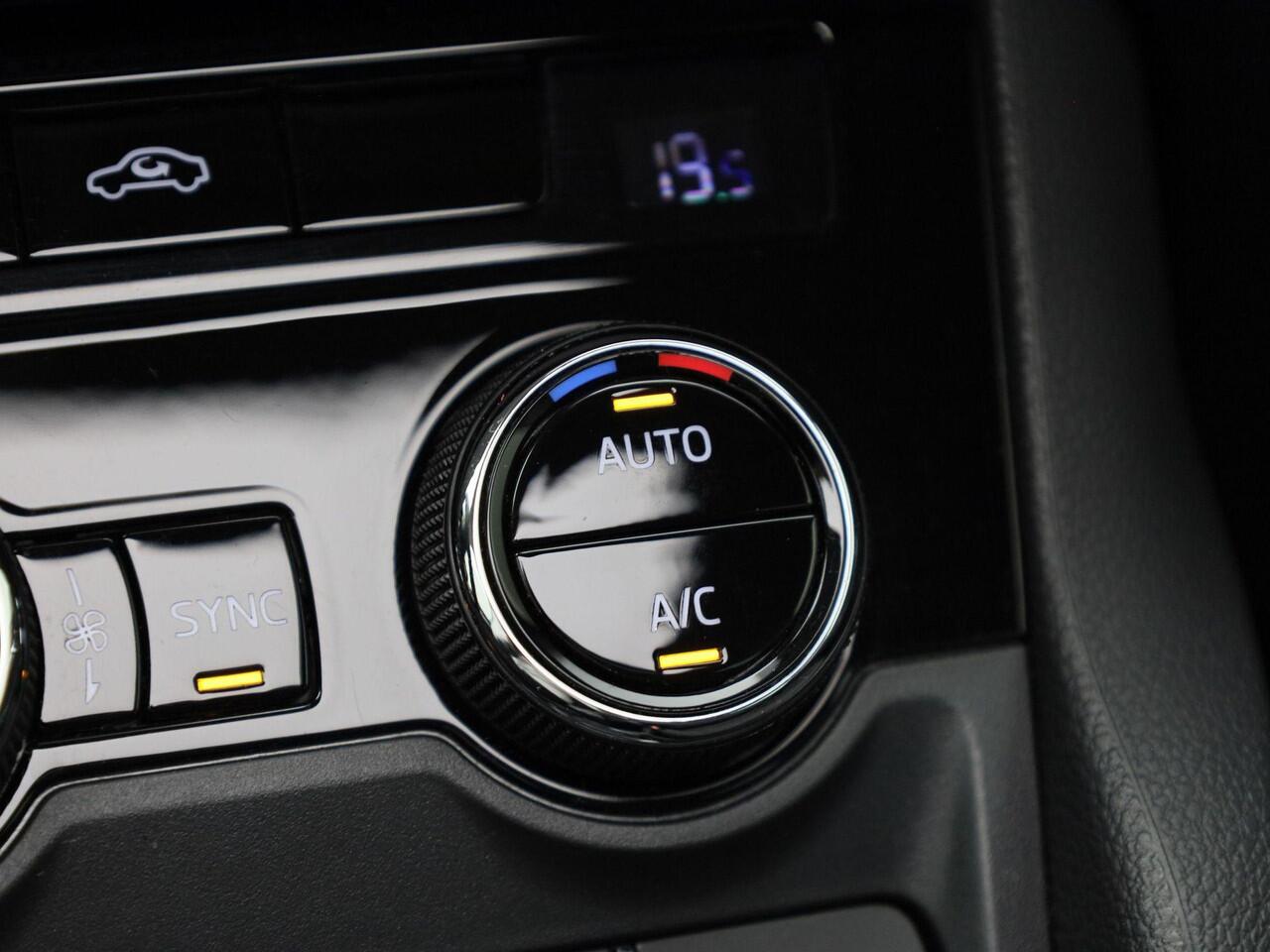 Skoda Karoq 1.5TSI/150PK Design DSG · Panoramadak · Apple Car Play · Camera + Parkeersensoren Garantie t/m 25-03-2028 of 60.000km