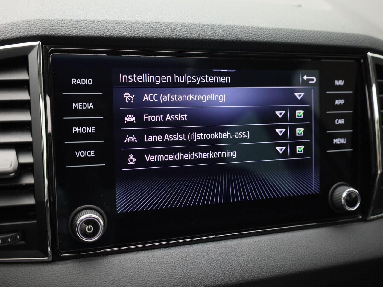 Skoda Karoq 1.5TSI/150PK Design DSG · Panoramadak · App connect · Camera + Parkeersensoren · Garantie t/m 25-03-2028 of 60.000km