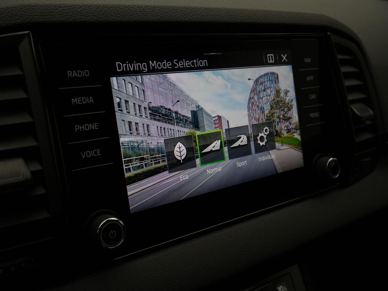 Skoda Karoq 1.5 TSI 150 pk DSG Sportline Business | LED Matrix | Trekhaak | Rondomzicht camera | CANTON sound | Stoel-/achterbankverwarming | Side Assist