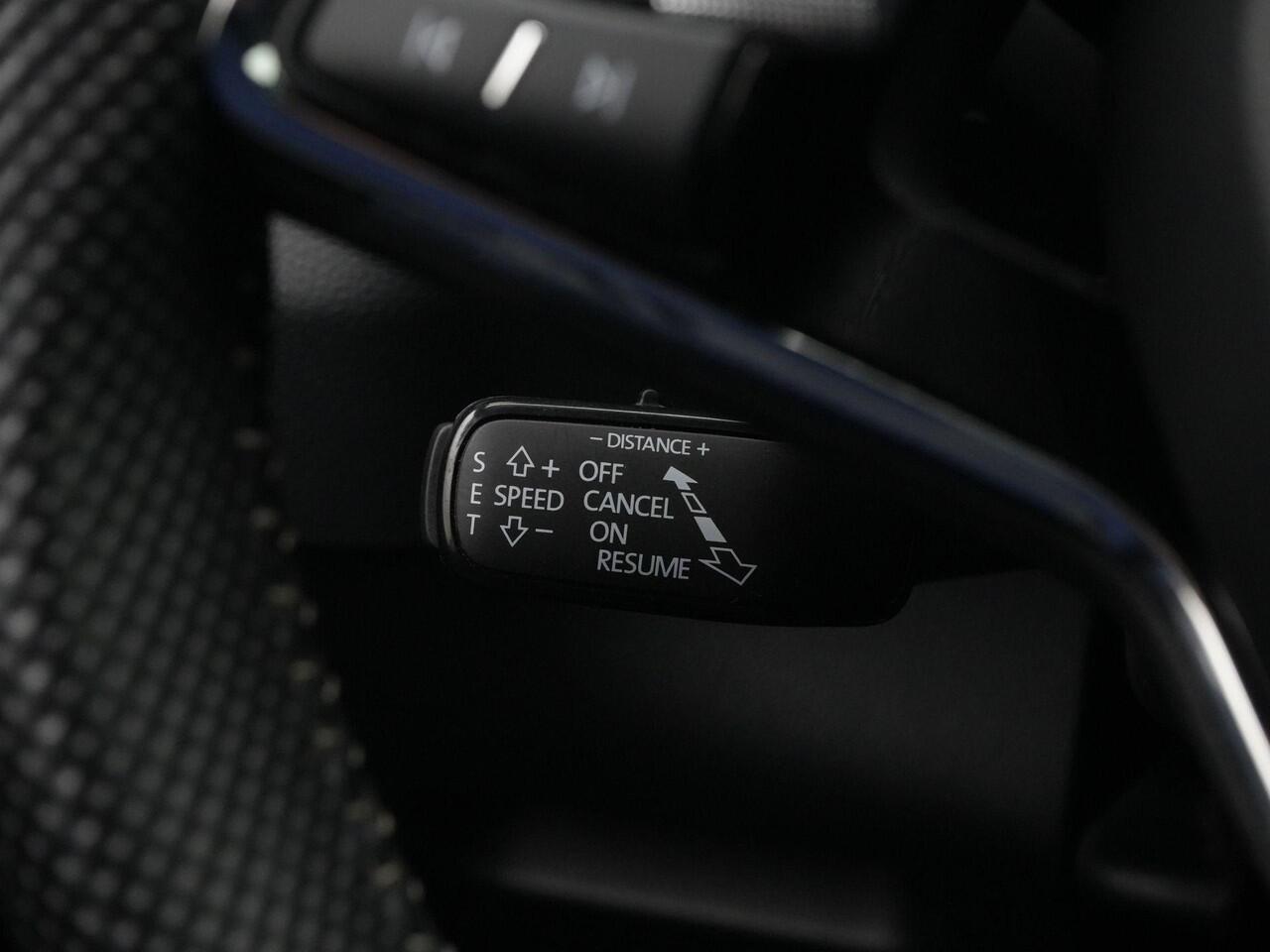 Skoda Karoq 1.5 TSI 150 pk DSG Sportline Business | LED Matrix | Trekhaak | Rondomzicht camera | CANTON sound | Stoel-/achterbankverwarming | Side Assist