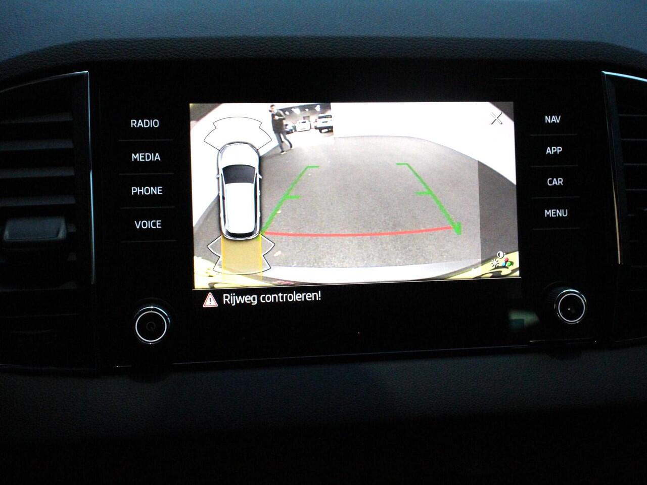 Skoda Karoq 1.5 TSI 150pk DSG Ambition | Navigatie | Apple Carpla/Android Auto | Camera | Climate Control | Adaptive Cruise control | Lichtmetalen Velgen