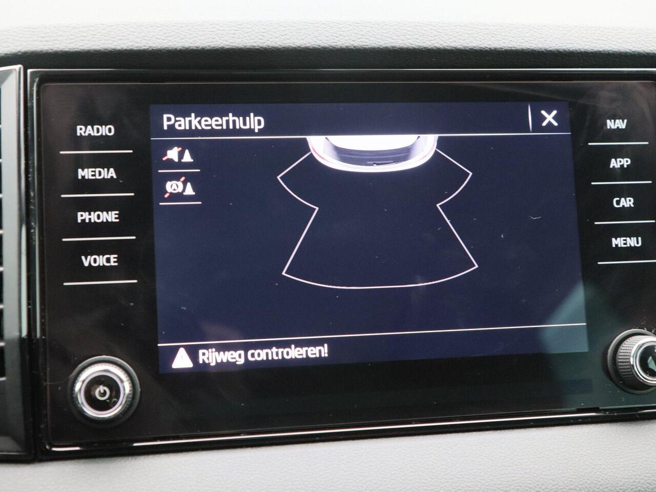 Skoda Karoq 1.5 TSi 150 Pk Automaat Business Edition | Adaptive Cruise | Climate Control | Stoelverwarming | Parkeersensoren | Navigatie | Carplay | 18 inch | 14.626 Km!!