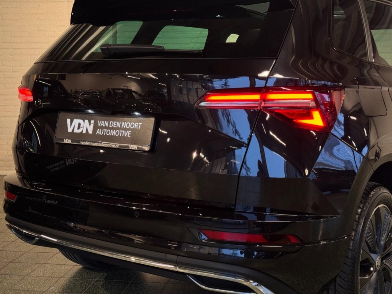 Skoda Karoq 1.5 TSI ACT Sportline Business DSG Pano Virtual ACC Trekhaak Stoelverw 18''