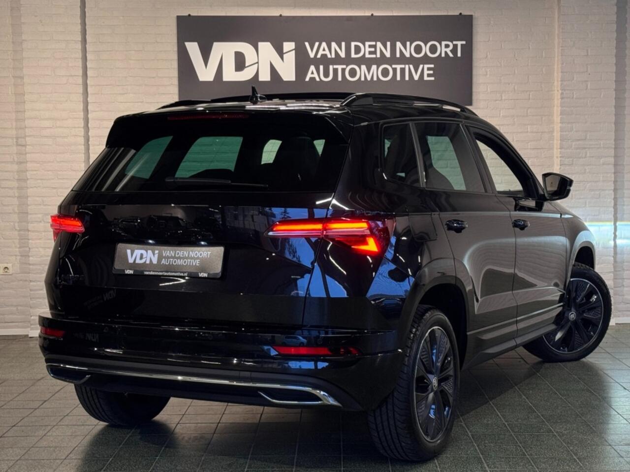 Skoda Karoq 1.5 TSI ACT Sportline Business DSG Pano Virtual ACC Trekhaak Stoelverw 18''